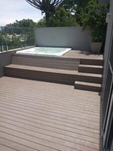 Deck e Piso Feito em Madeira plástica pela equipe Reconstroem Deck's & Piscinas Utilizando Material Sustentável feito pela InBrasil