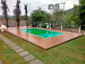 Deck de Madeira Plástica e Piscina com Cascata feito pela equipe Reconstroem Deck's & Piscinas com material fornecido pela InBrasil