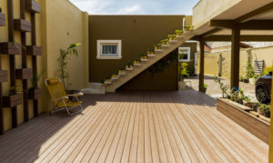 Jardim, Jardim Vertical e Piso Feito em Madeira plástica pela equipe Reconstroem Deck's & Piscinas Utilizando Material Sustentável feito pela InBrasil