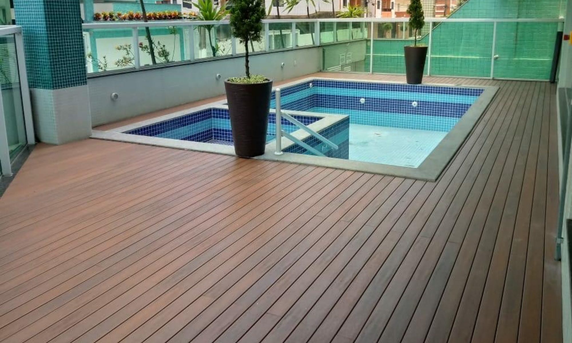 Deck e Piso Feito em Madeira plástica pela equipe Reconstroem Deck's & Piscinas Utilizando Material Sustentável feito pela InBrasil