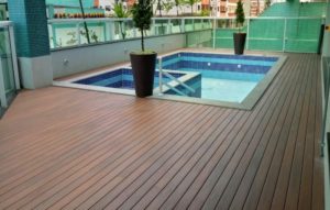 Deck e Piso Feito em Madeira plástica pela equipe Reconstroem Deck's & Piscinas Utilizando Material Sustentável feito pela InBrasil