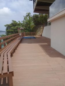 Cerca, Piso e Bancos Feitos em Madeira plástica pela equipe Reconstroem Deck's & Piscinas Utilizando Material Sustentável feito pela InBrasil