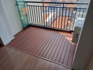 Varanda Feita em Madeira plástica pela equipe Reconstroem Deck's & Piscinas Utilizando Material Sustentável feito pela InBrasil