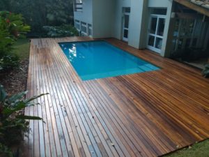 Deck Feito em Madeira plástica pela equipe Reconstroem Deck's & Piscinas Utilizando Material Sustentável feito pela InBrasil